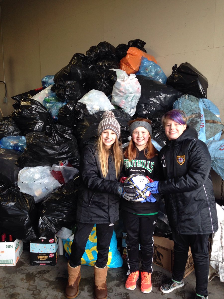 rlehmann66's tweet photo. 06 girls bottle drive in Langdon. @FoothillsSoccer @Foothills06G @lulugrl7 #towerifempties https://t.co/QUBiRzgIbX