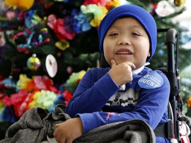 RedTRaccoon's tweet photo. Appeal denied: ICE to move forward with deportation of paraplegic boy's caregiver.

An unbelievably loving man stepped up to take care of a boy and in return ICE is kicking him out of our country.

This breaks my heart.

https://t.co/HFVUfPL51q https://t.co/cMilH1pCcL