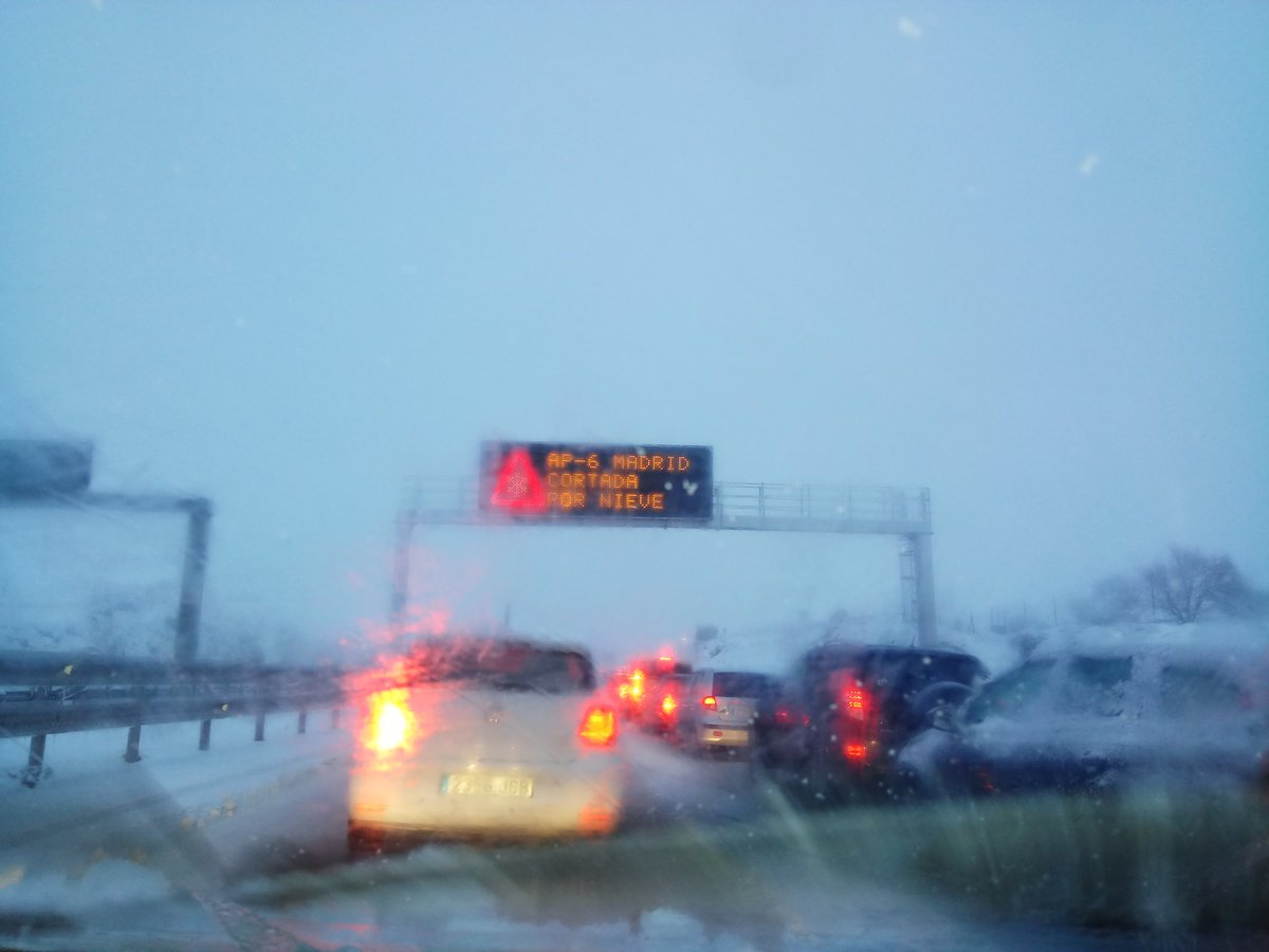 Se puede permitir cobrar  10,15€cada vez que pasas pero días como hoy la Ap6 está intransitable???? Te dirigen a la N110 unos 20km sin ser posible más de 5km debido a las condiciones, ni un quitanieves ni nadie avisando de esto???? VERGÜENZA <a href="/InformacionDGT/">D.G.T.</a> <a href="/marianorajoy/">Mariano Rajoy Brey</a>