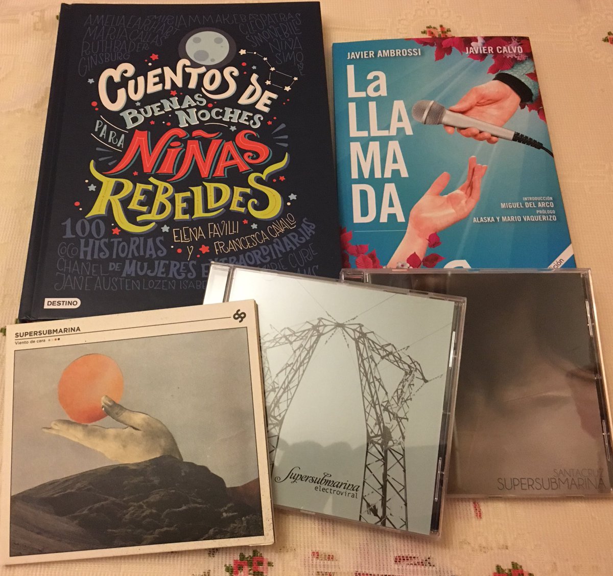 _Sibely_'s tweet photo. Gracias, RRMM, por saber y regalarme cosas chulas para el camino de este 2018 #LaMúsicaHaceMilagros,Milagros. #Supersubmarina #LasChicasSomosGigantes #Llamader https://t.co/BuQSu1DgtW