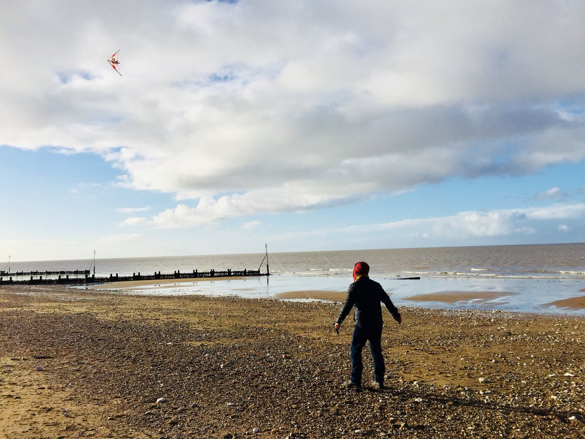 At the English seaside, frozen to the bone at -1 degrees but the kite loved it! 🇬🇧😁