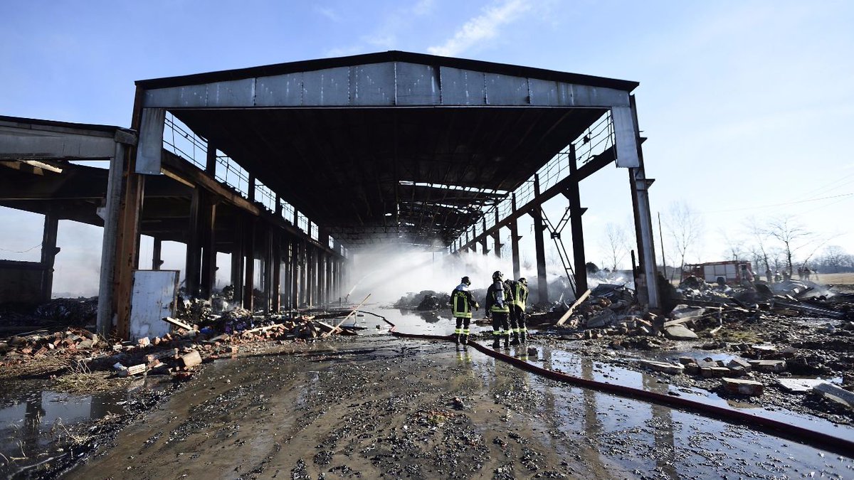 MediasetTgcom24's tweet image. Capannone a fuoco nel Pavese, Arpa: "Impatto significativo diossine" #Corteolona mdst.it/02a3115834/