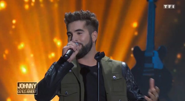 NewsTVReal's tweet photo. Kendji Girac rend hommage à Johnny Hallyday en reprenant « L'envie » un moment fort de la soirée. 👍👌 #JohnnyTouteLaMusique https://t.co/Q6PPJw2hXA
