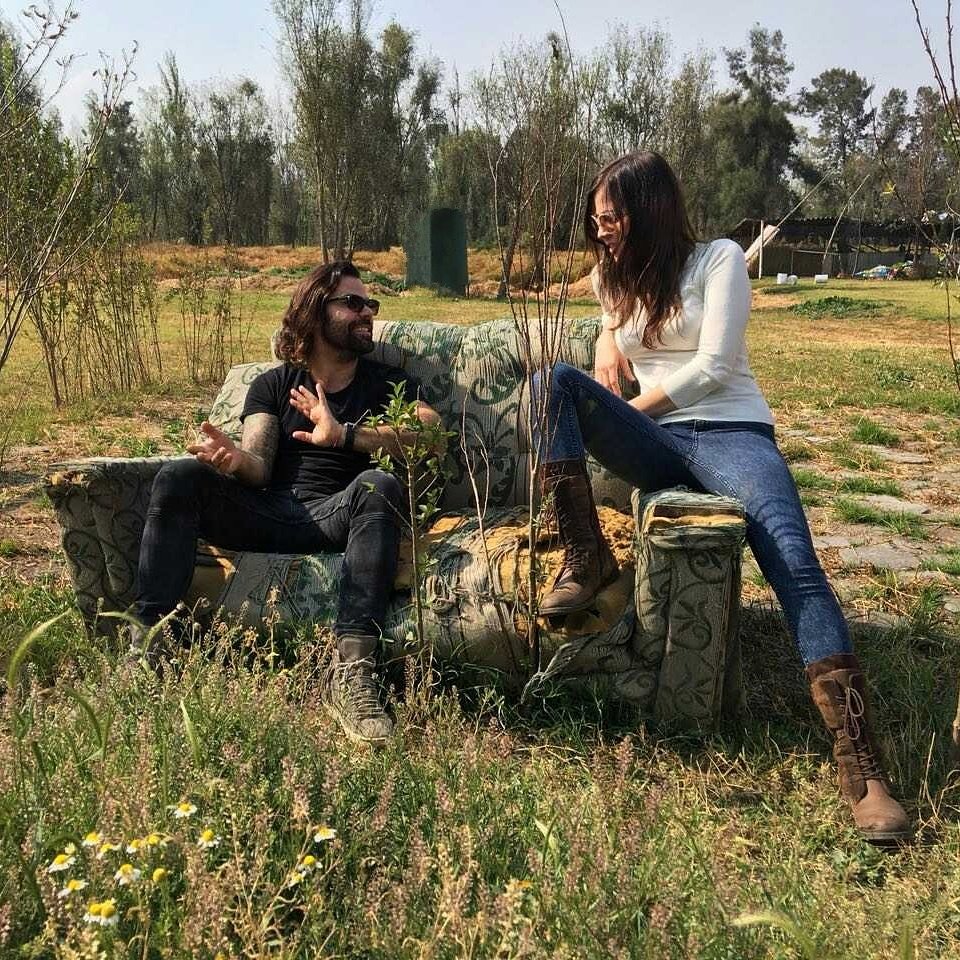 soledad_esponda's tweet photo. Catching up with my beloved @ColorByDaniel Thanks for the pic @HariSinn #xochimilco #sofa #couch #oldcouch #oldsofa #talking #cousins #nature #trees #grass #actress #actriz #colorspecialist #méxico #méxicolindo https://t.co/WKXd7SwSnr