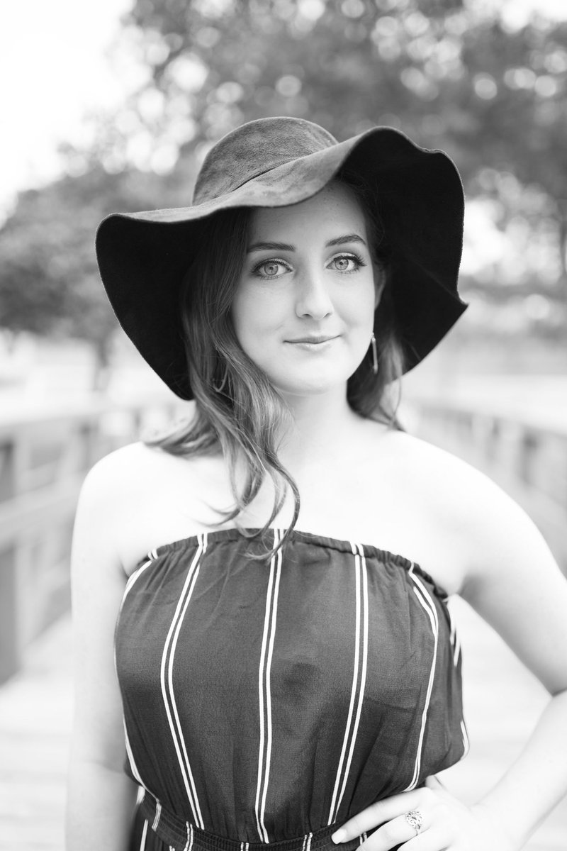 laylee_emadi's tweet photo. SENIORS!! Book your March/April Senior session soon, dates are quickly filling up!! 🎉💕🤗 https://t.co/T9y80kRQoG