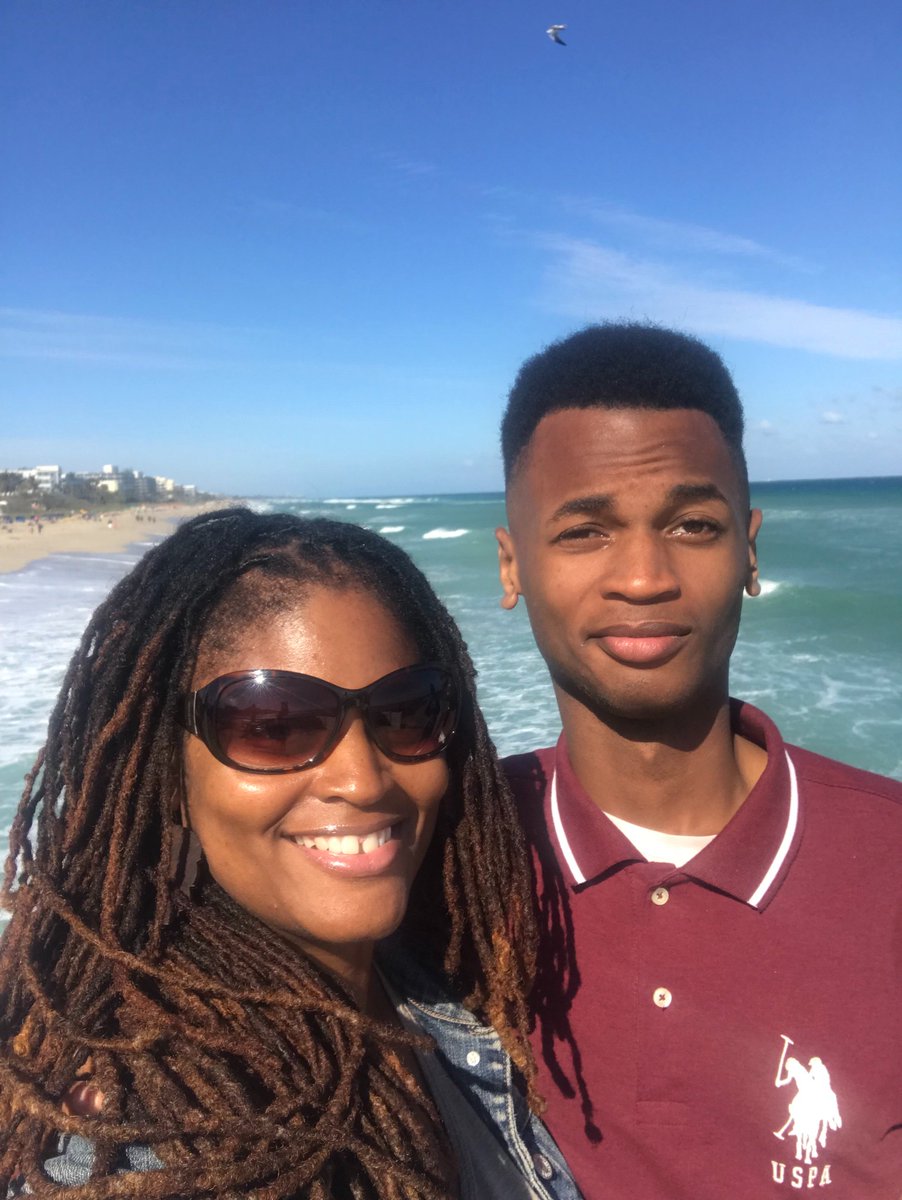 EricaVanBuren32's tweet image. Beach 🏖 bumming it in January. Got to love it. #STLborn #family #lakeworthbeach #Florida