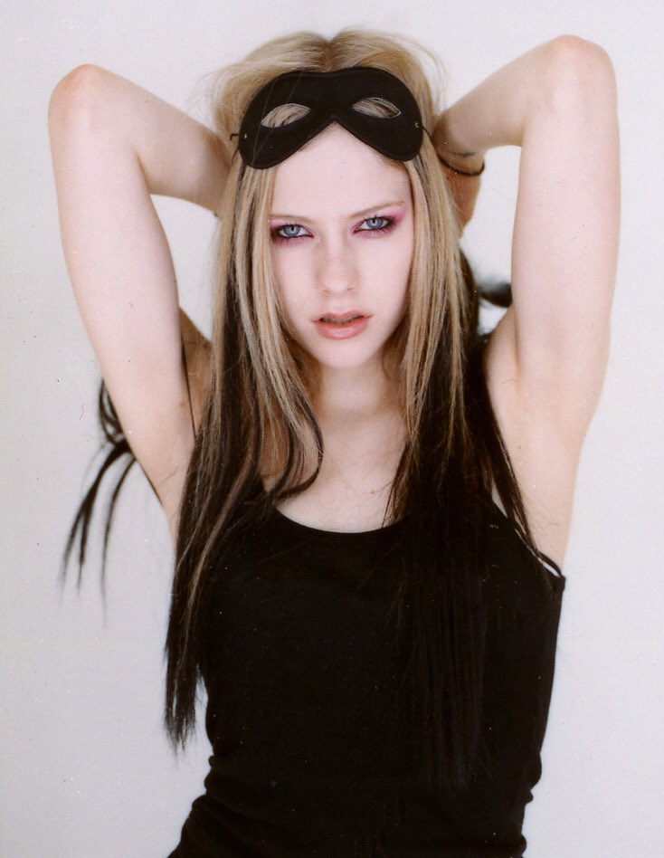 BestAvrilpics's tweet photo. Avril Lavigne - Blender (Photoshoots) 2004 https://t.co/db0HTwwczO