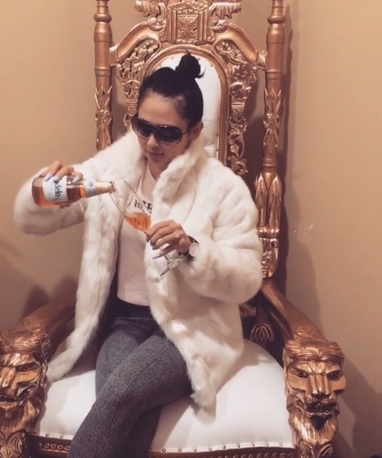 alexgarmenta's tweet photo. jenny69 is an aesthetic i aspire to be one day. what an icon https://t.co/P8lkq0f3Pv