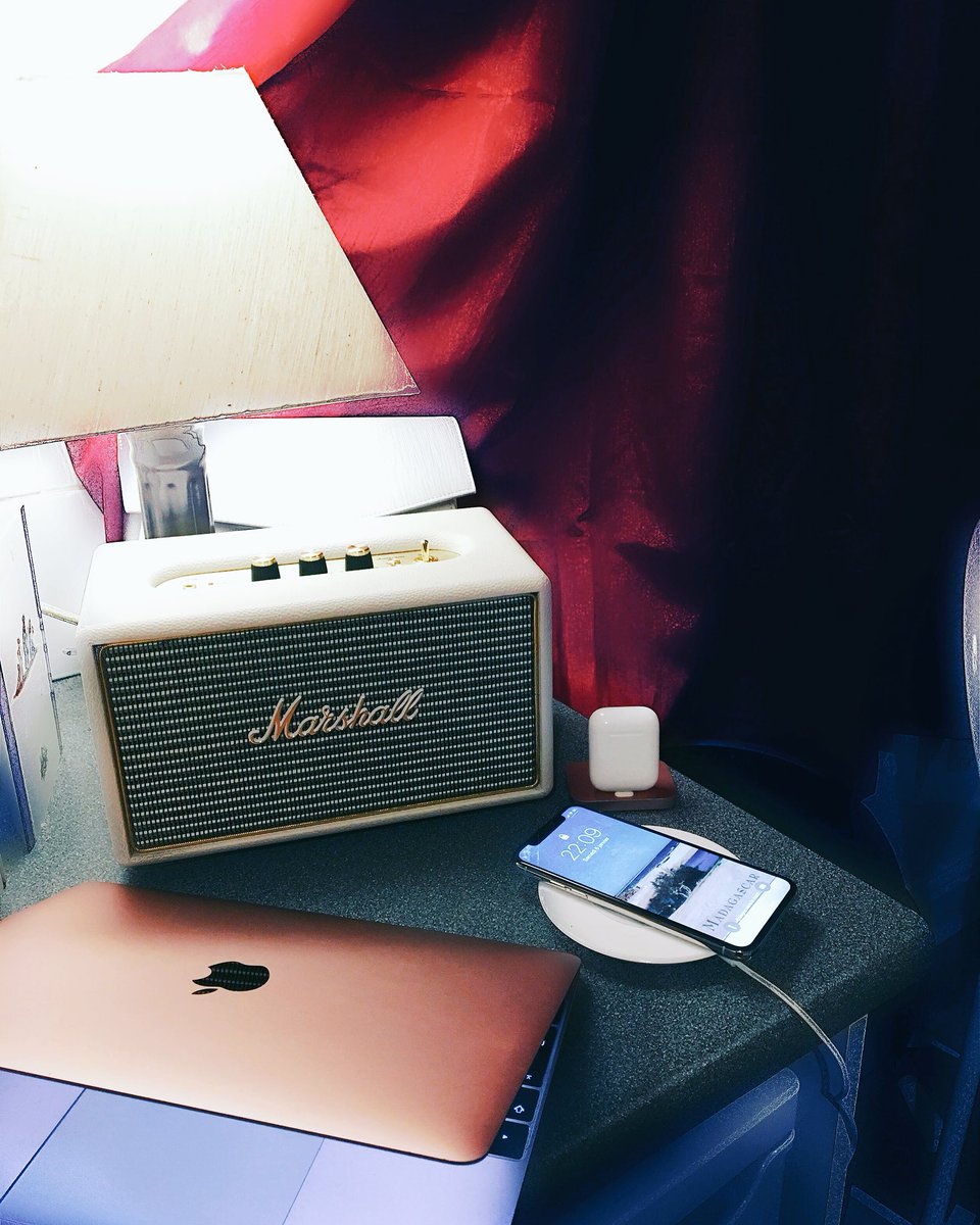 MelleAnaSte's tweet photo. When too much is not enough! 💕@AppleMusic @Apple #iPhoneX #MacBook #AirPods #rosegold #belkin #wirelesscharging #Marshall #ipadpro #ilovemyjob #appleaddict #onceyougomacyounevergoback https://t.co/6VkjUR6AiX