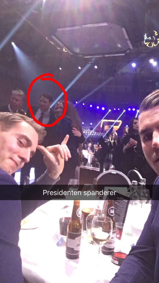 MartinSkolbekk1's tweet photo. Ikke tenk på det, presidenten tar regninga! #idrettsgallaen https://t.co/OMHoRU7dzD