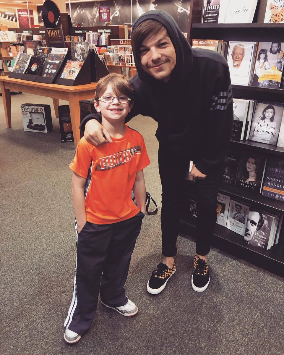 WhyLarryIsReal's tweet photo. THE VANS. WOW https://t.co/mfP4ZGoAtO