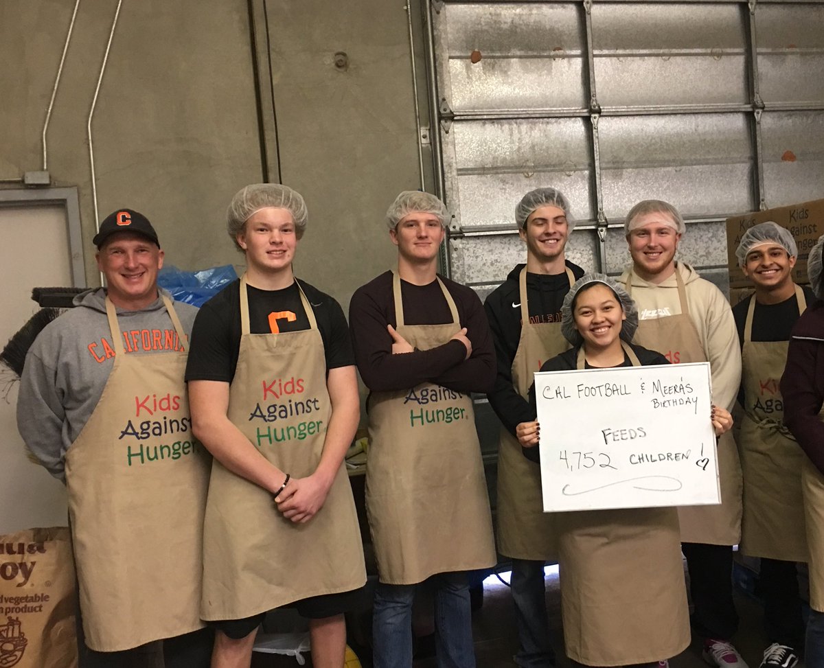 heartshopper's tweet photo. Representing @CalHighFootball !! Doing good stuff on a Saturday morning. #kidsagainsthunger #packingmeals https://t.co/nemeok1Jin