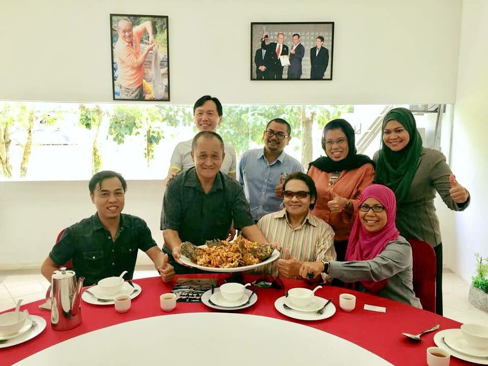 maepsserdang's tweet photo. Siapa yang mencari kedai makan seafood dan ikan sungai yang sedappp?? 

Boleh datang ke MAEPS Ikan Sungai &amp; Seafood Restaurant ! Sini pelbagai menu menarik dan sedap dan confirm FRESH !

Apa lagi. Jom merasai kelazatan isi ikan sungai yang fresh. Ajak ramai ramai datang ke sini ! https://t.co/e4wgAaMFNf