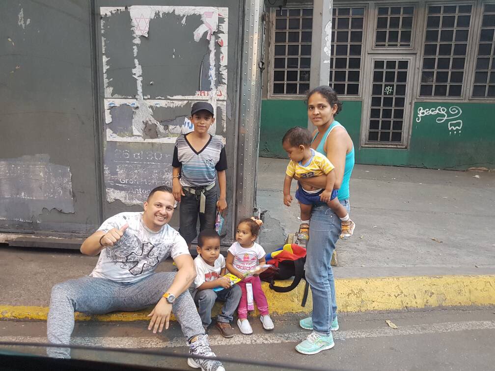 myrunningmate_'s tweet photo. Porque no hacerlo ? Con la Cruz de CRISTO en el medio de mi franela pude robarle unas sonrisas a niñ@s que jamás se imaginaban que hoy recibirían un pequeño obsequio; faltaron muchísimos pero DIOS mediante seguiremos haciendo esfuerzos por el prójimo !! Dios es nuestro guía ... https://t.co/IDt0juDpos