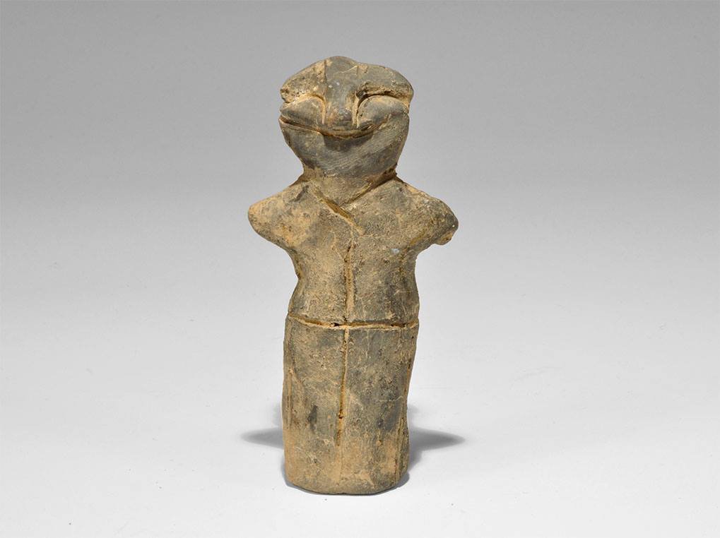 PrehistoricMojo's tweet photo. The Vinča Files: This Vinča Figurine has a kind of hearthbreaking beauty - she's smiling! And she has a cros across her clothes. Sold on auction-but who can depart with such sweet, dear little angel? 6th mil. BC. #PrehistoricSerbia #VincaFigurine #StopHeritageSelling #NoSmuggling https://t.co/bn9NvO8l3L
