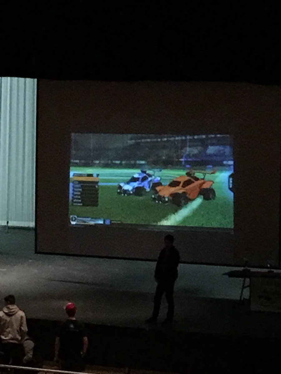 marshallscioly's tweet photo. Scoring difficulties means projector screen video games to pass the time https://t.co/8Wf6nXbmFH