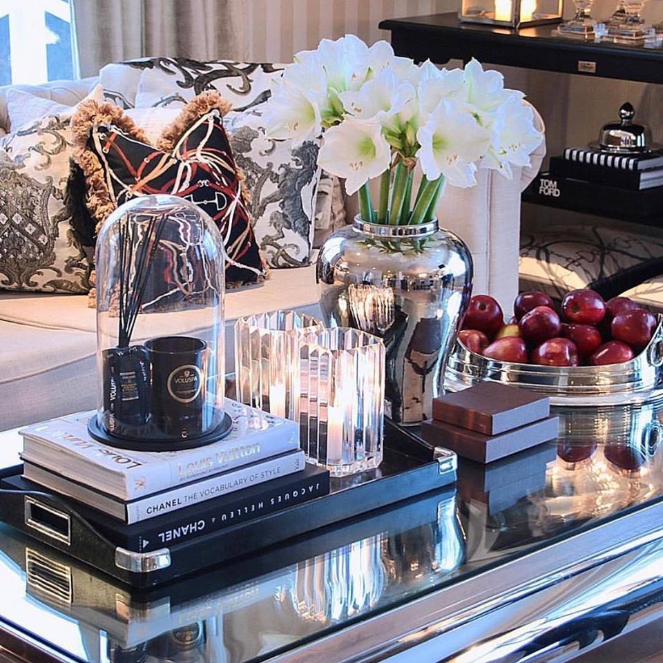 Designerhome_no's tweet image. Velger man den rette puten er det nok med bare et par puter til å dekorere sofaen din med. Bite pute med frynser er en av de lekre putene fra Adamsbro som virkelig pryder sofaen. Puten er laget i silke, og kommer med en behagelig innerpute av dun.
designerhome.no