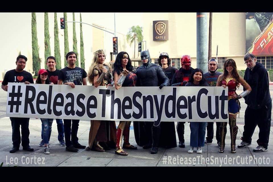 Wetmovie's tweet photo. Just hanging out with 90s aka @itzmoe and some fellow nerds outside #warnerbros trying to see if we can get them to #releasethesnydercut of Justice league #nerds #goodfriends #goodvibes #geeks #batman #wondermen #justice #zacksnyder #wetmovie1 #dceu #wecandoanything https://t.co/n8ddCCWcZK