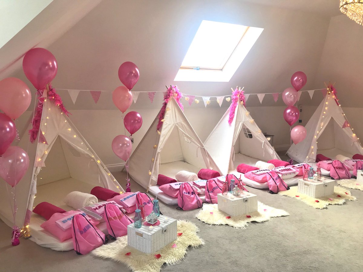 MissACairns's tweet photo. First Bell Tent of the year. 💕 If someone told me when I was 17 that 10 years from now you would be running three companies I would have laughed in their face and told them to pass me a shot. #lifeiscrazy 😂👏🏻 https://t.co/Zi1Jc3NcwU