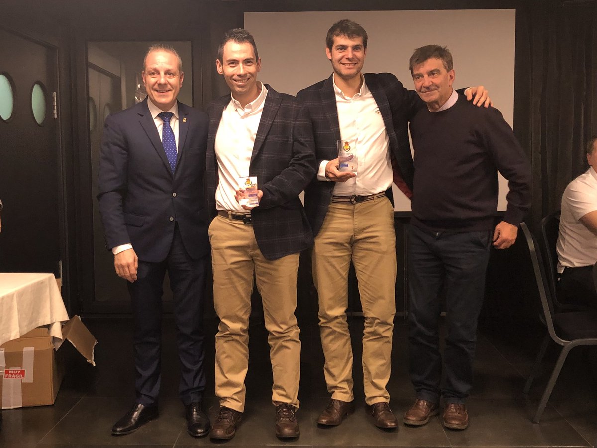 RFEBalonmano's tweet photo. 📸 #TIE2018Galicia | El presidente de la @RFEBalonmano, @blazquezbalonma, ha querido tener un detalle con todos los árbitros participantes en el Torneo Internacional de España 2018 🏅 https://t.co/iapRLsvoNE