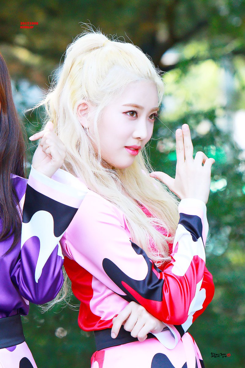 jinsoul pics tweet media