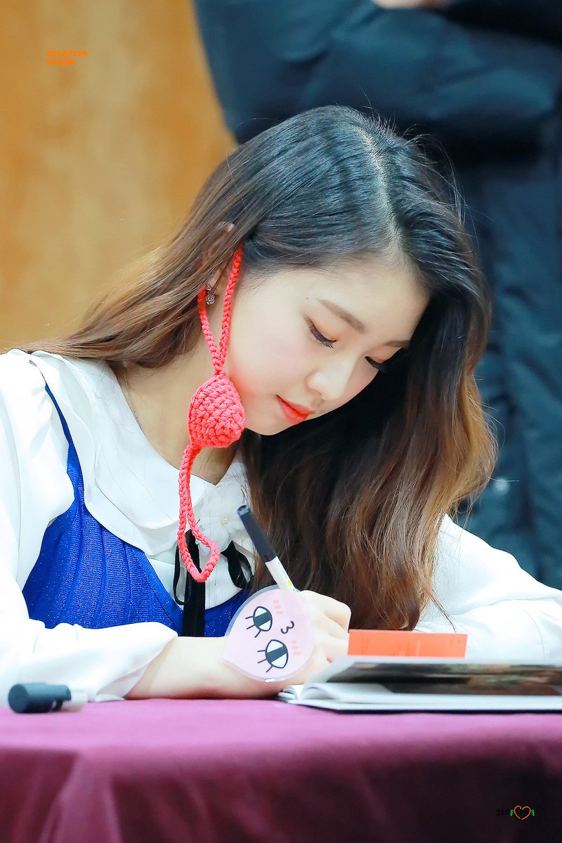 yeojin_day's tweet photo. 180106 아직도 업로드할 사진 오억장 남은 듯..🧡 #이달의소녀 #LOONA #여진 #YeoJin @loonatheworld https://t.co/ZTL3ZYfr5G https://t.co/0bPbN6bb0Z