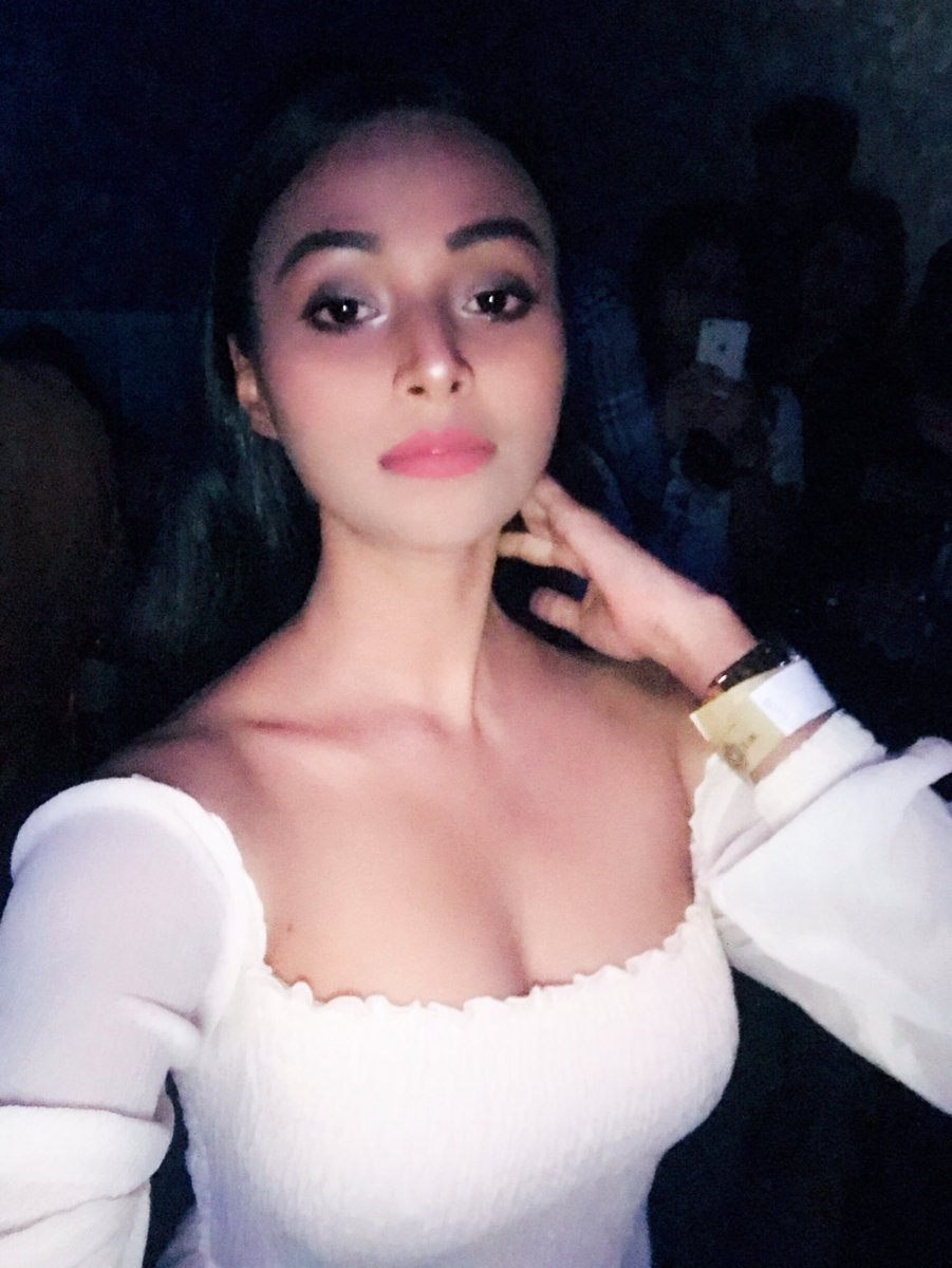 VijayLakshmi_'s tweet photo. Yea , U are an ANGEL 👼🏻 pretty Girl!! Your confidence and positivity is ur wings ... Believe in yourself 💕 #happysoul #positive #vibes #beautiful #heart #love #pempre #tobe #lastnight #selfie #wevip #confidence #best #makeup #angel #dress #by #koovs #myntra https://t.co/LEWUKZG00F