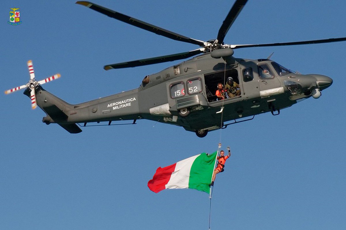 #7gennaio #FestadelTricolore! 
La nostra #bandiera portata in volo dall'equipaggio del 15° Stormo
#latuasquadrachevola