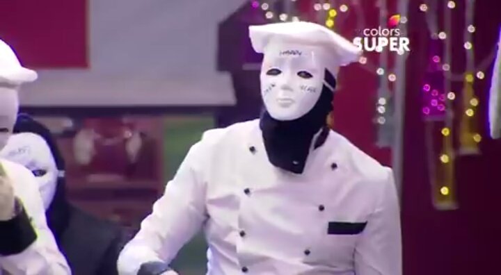 TeamKiccha's tweet photo. BiggBoss @KicchaSudeep Cooking in front of Contestants But they don't Know 😁
Suprbbb Surprise Episode...!!  Watch Today's Super Sunday with Sudeepa at 8Pm @ColorsSuper  #BBK5 https://t.co/TI06T0KQst