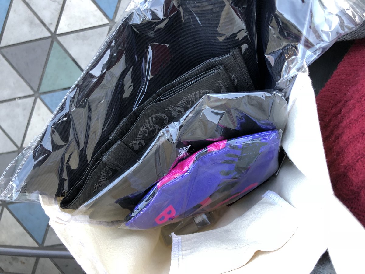 Bzbzbz0226's tweet photo. 無事グッズ買えたよー🙌🙌🙌
3時間以上待ったかいあった😂😂😂
#bz 
#東京ドーム https://t.co/pAG38T3sbT