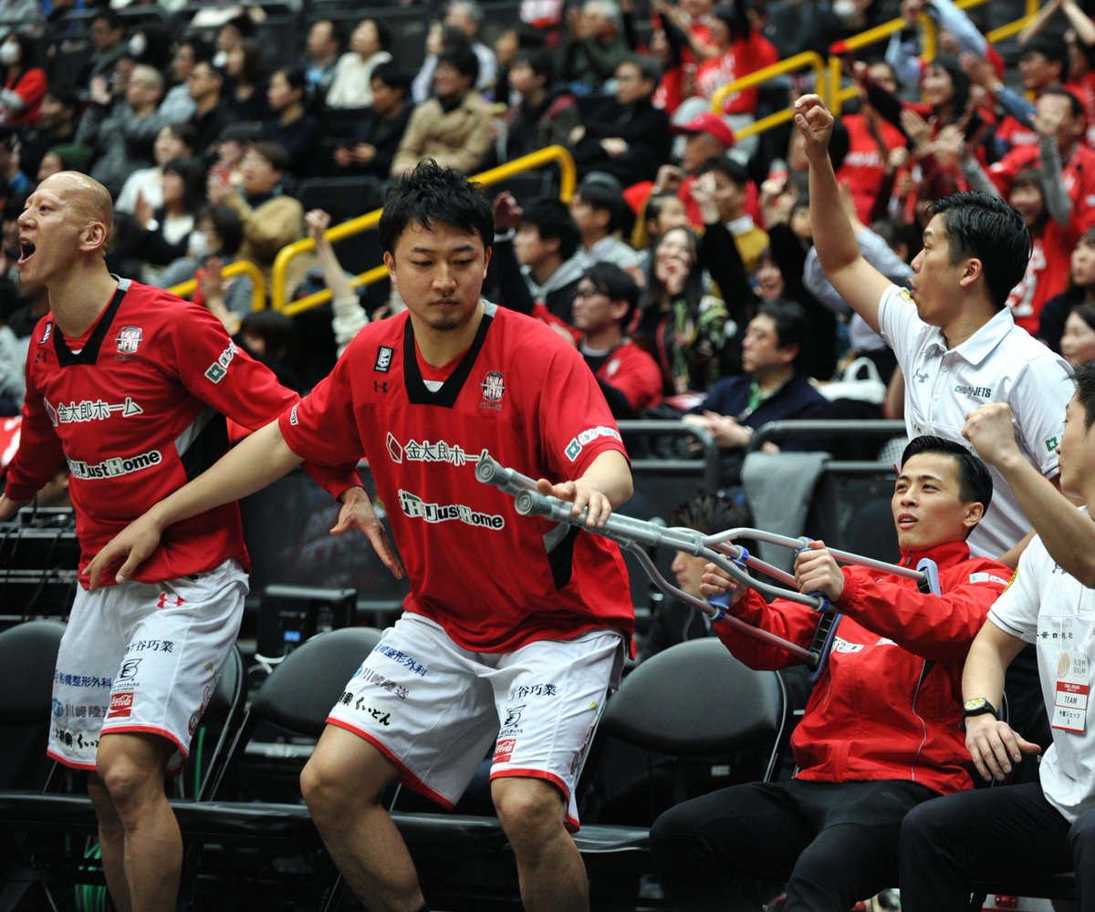 朝日新聞バスケットボールinfoさんのツイート 天皇杯 千葉ジェッツが連覇 けがで出場できなかった富樫勇樹選手も 松葉杖でしたが ベンチで一緒に喜んでいました 試合前にポーズをとってくれたジャンボくんも おめでとうございます 全日本バスケ Chibajets