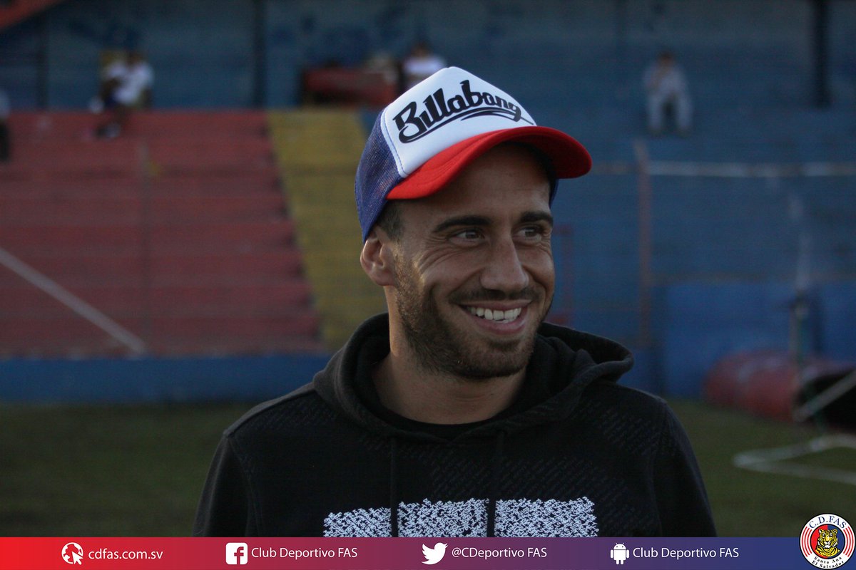 CDeportivoFAS's tweet photo. #UnNuevoRugir #BienvenidoAimar 
Tú cara, cuando vienes a jugar al mejor equipo de El Salvador. Para ver más fotos de la Bienvenida a Juan Aimar, ve a nuestro Instagram oficial: https://t.co/8t2qVrussh. https://t.co/PSg098Vwtf