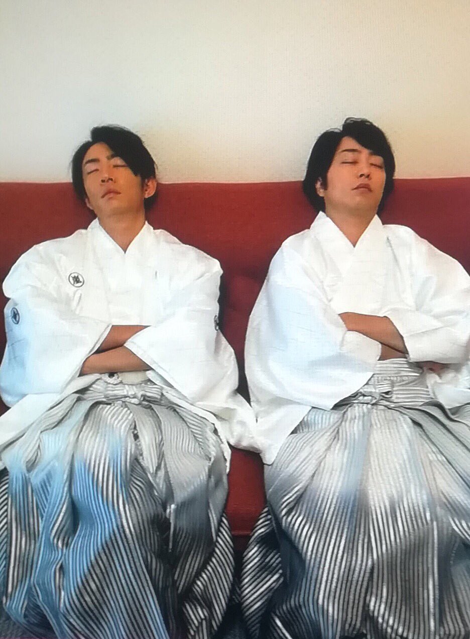 Mio No Twitter ちょっと いやだいぶ遅れちゃったけど 櫻葉 双子ポーズで双子コーデでお昼寝ですか ニノ 盗撮ありがとう 嵐 櫻葉 櫻井翔 相葉雅紀 二宮和也 あらしっくさんと繋がりたい T Co Wfznqwl7v6 Twitter