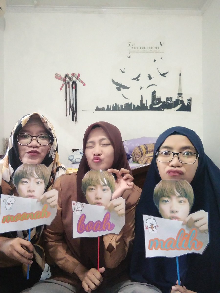 ynrch's tweet photo. Pleasing to know you in real my fellow Kim Seok Jin stan๐ #worldwidehandsome
@TerryKyu @erayneryn missing one @fienzhoon #drainbow #92squad https://t.co/zRINW9kg0T