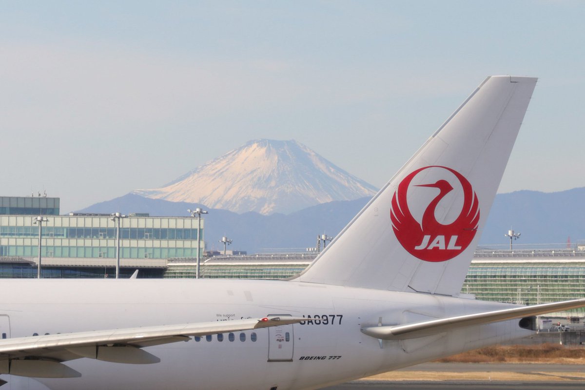 runwayinsight14's tweet photo. 伊丹→羽田 JAL 104便

伊丹、羽田両方でお正月の雰囲気を感じさせてもらえました(^^) 

CAさんからは、手作りの小袋入りで都道府県シールを戴きました。

#JAL
#富士山
#都道府県シール
#日本航空 https://t.co/6gbTEfgGLc
