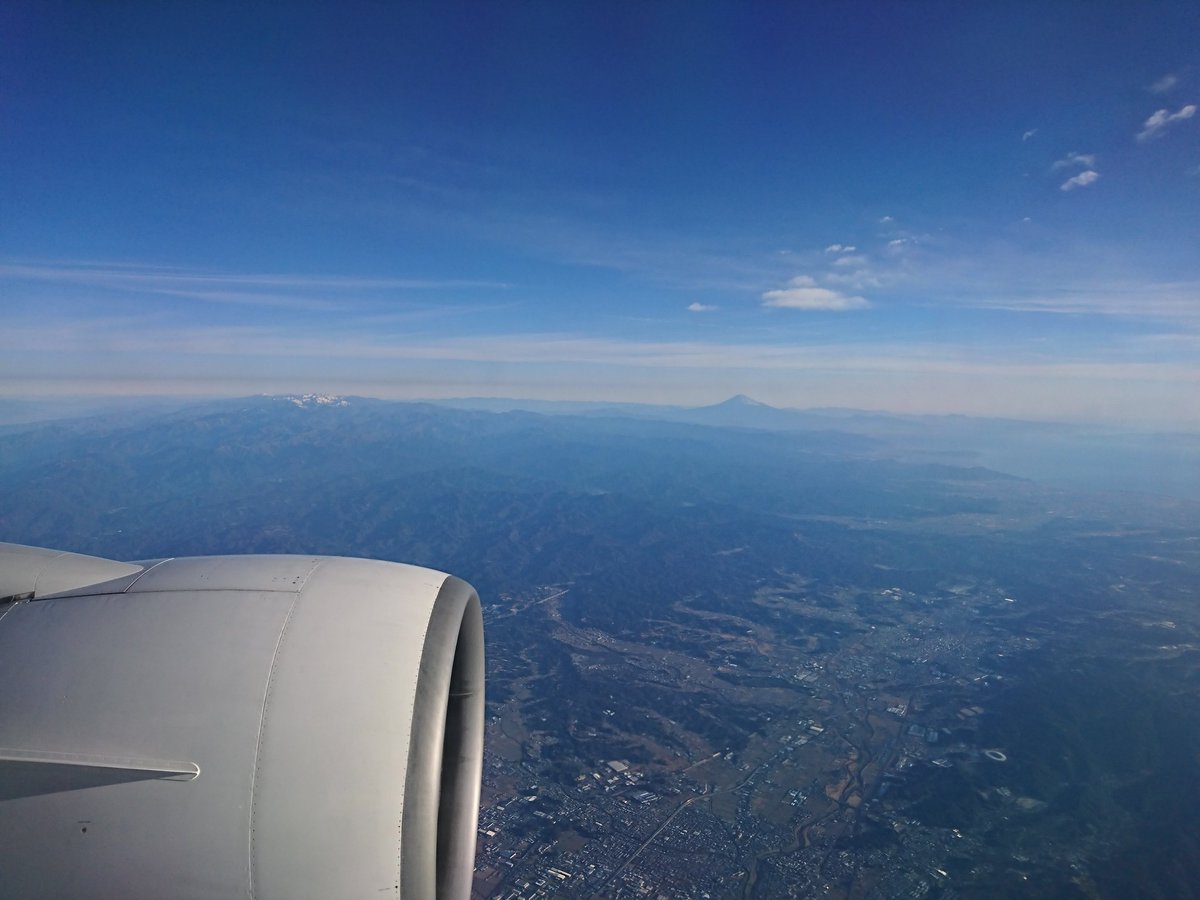 runwayinsight14's tweet photo. 伊丹→羽田 JAL 104便

伊丹、羽田両方でお正月の雰囲気を感じさせてもらえました(^^) 

CAさんからは、手作りの小袋入りで都道府県シールを戴きました。

#JAL
#富士山
#都道府県シール
#日本航空 https://t.co/6gbTEfgGLc