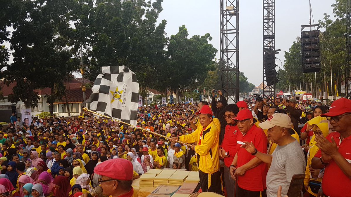 Alhamdulillah acara Jalan Sehat Depidar SOKSI Riau dpt terlaksana..bersama Gubernur Riau pak Arsyad dan rekan2 Depidar SOKSI Provinsi lain yg berpartisipasi..Saya dan mas Bobby Suhardiman sangat bangga dpt hadir dan silaturahmi dgn Masyarakat Riau..

#MajuTerusPantangMundur