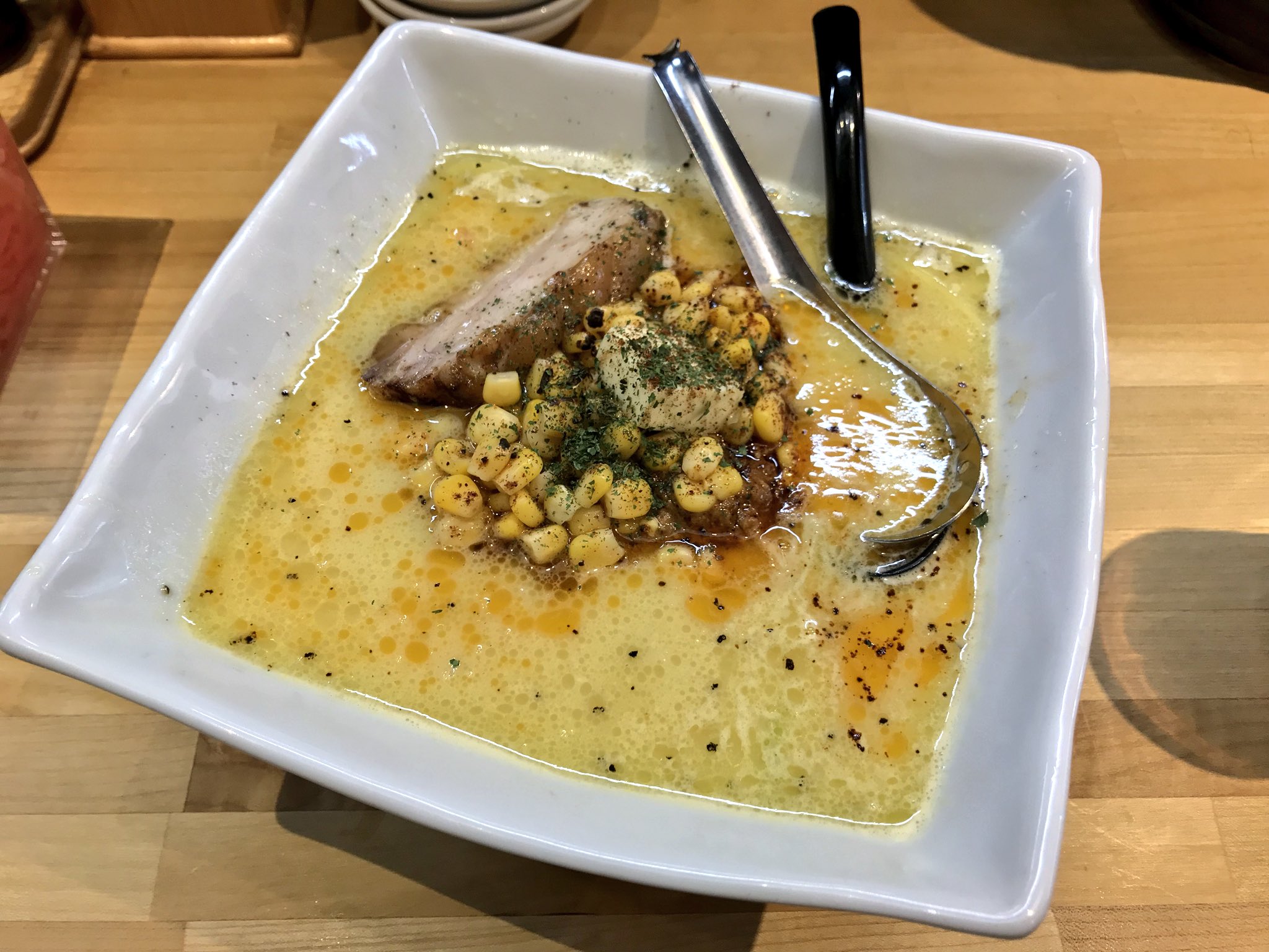 八朔 三河ラーメン 日本晴れ 愛知県岡崎市 八丁味噌バターコーンポタージュ仕立て 冬期限定 洋風かと思いきや味噌が前面に押し出されきっちり味噌ラーメン コーンの甘味 味噌のコクが上手く融合し 濃厚な味が楽しめます 柔め細麺が弱いものの旨々な