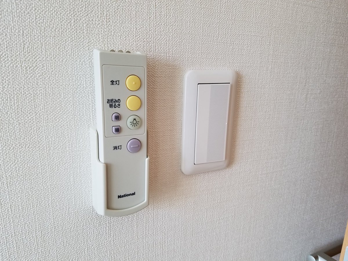 Uzivatel Ode Na Twitteru 使わないと思ってた電気のリモコンボックス取り付け完了 これからは電気のon Offは全部リモコンで統一するぞ 夜にgooglehome リモコン で電気消すと 次の日に壁スイッチ押しても付かないでスイッチ連打して付けるのがストレスだった
