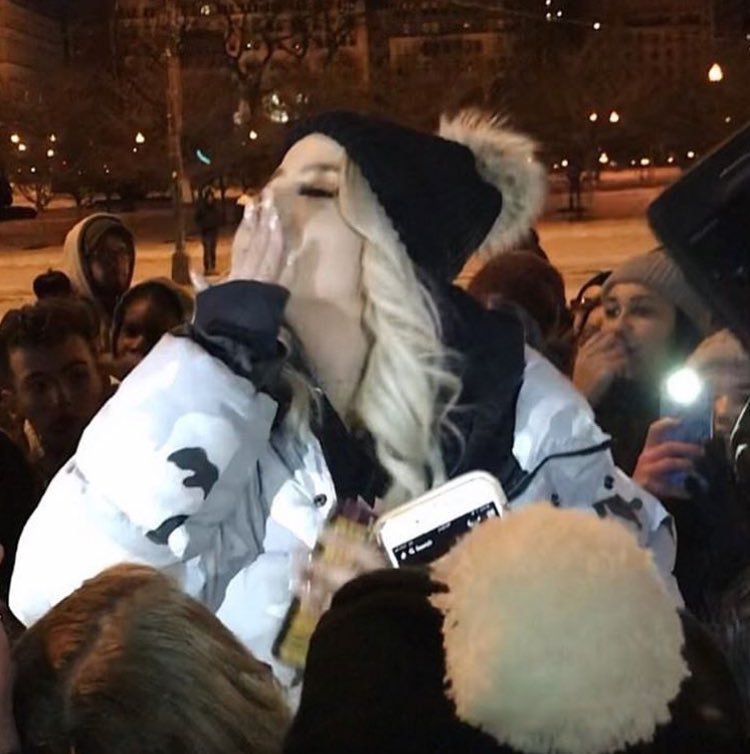 holytanamongeau's tweet photo. these pictures put the biggest smile on my face I love you so much @tanamongeau you’re amazing and I’m so proud of you. you have no idea how happy you make us we are the luckiest fans in the world. https://t.co/5omcztZmwz