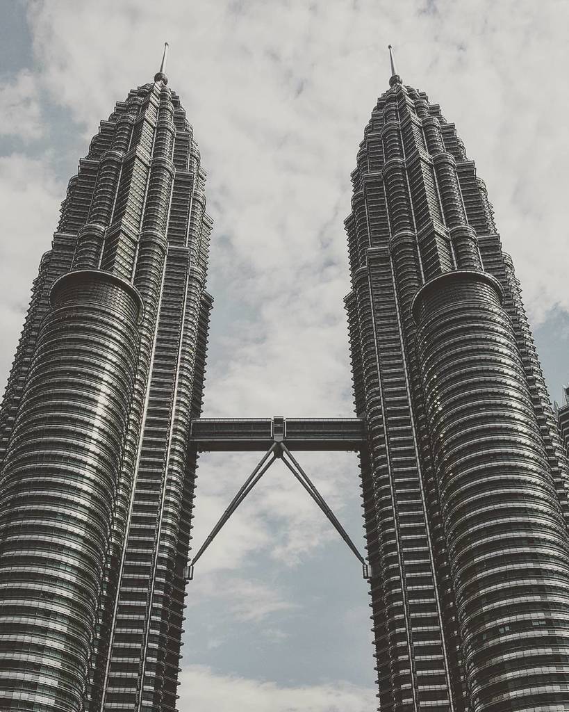 Imeshd's tweet photo. 🇲🇾
.
.
.
.
.
.
.
.
#photooftheday #picoftheday #instagood #instadaily #igers #skyscraper #symmetry #towers #twintowers #petronastowers #malaysia #city #kualalumpur #viewfrombottom #travelgram #travel #bridge #urban #thisweekoninstagram #mobilephonep… https://t.co/q2pqLGzb1k https://t.co/bOGaSuJmzs