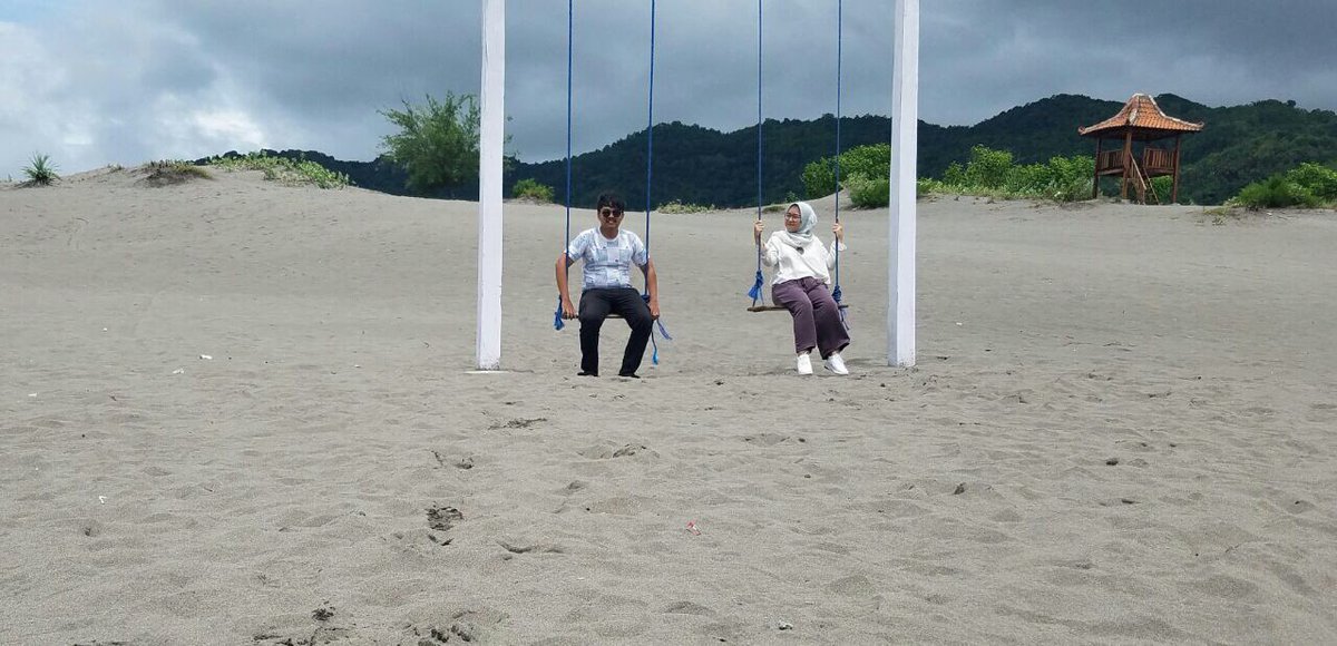 Trendreader1's tweet photo. This is @rymota &amp; his wife at Gumuk Parangtritis Beach. Have you been to these two destinations? Or perhaps you have other beach recommendation. Feel free to share it with us. #Trendreader #TrenDataIndonesia #TRWeekendRendezvous #TRTroops https://t.co/c2nGiQ0sF6