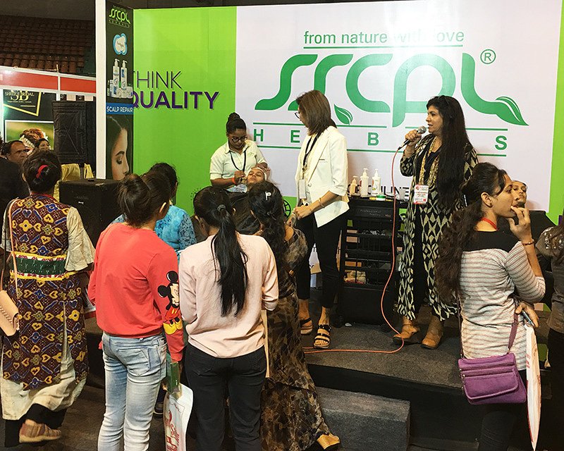 sscplherbals's tweet photo. One more live demo my skin specialist Mita Vyas of Charcoal #modellingmask
#ProfessionalHairCare #herbal #beauty #sscplherbals #cosmetics #professionalcare #skincare #MakeInIndia https://t.co/oi36d95fRa