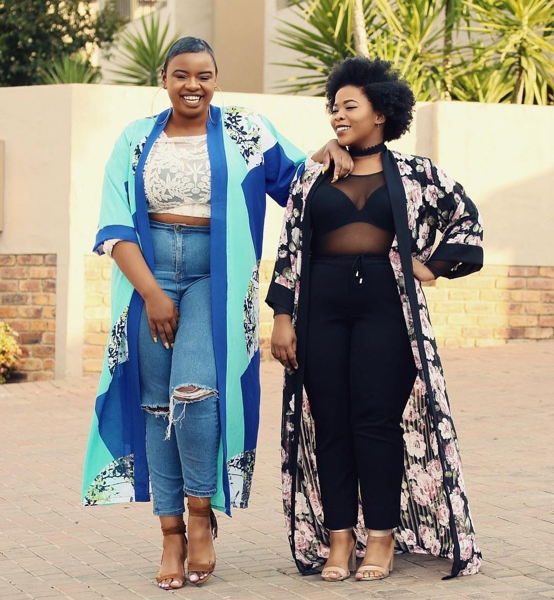 stylefeature_ke's tweet photo. Double Kimono trouble.
We are loving these looks by #StyleFeature @ThickLeeyonce and Lerato Moloi
We love how they had elements of skin with a mid riff top, sheer top and strappy heels.
#plussizefashion #womensfashion #womensstyle #style #southafrica #fashion
#SoYouLikeFashion https://t.co/UAaLrOu6S0
