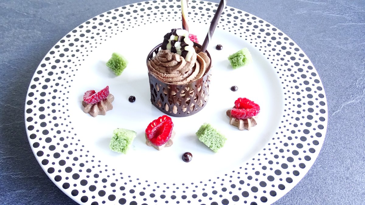 Callchef74's tweet image. Sortilège au chocolat, gâteau éponge pistache