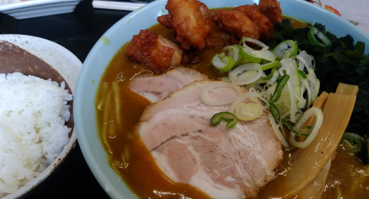 青山たけし 室蘭市長 室蘭カレーラーメン ケンミンショー 効果か 何件かはしごするも順番待ち ふじ亭さんで少し並んで カレーラーメン With ライス ザンギ ザンギ入りって北海道愛 となりには With フライドポテト をチョイスの女子高生