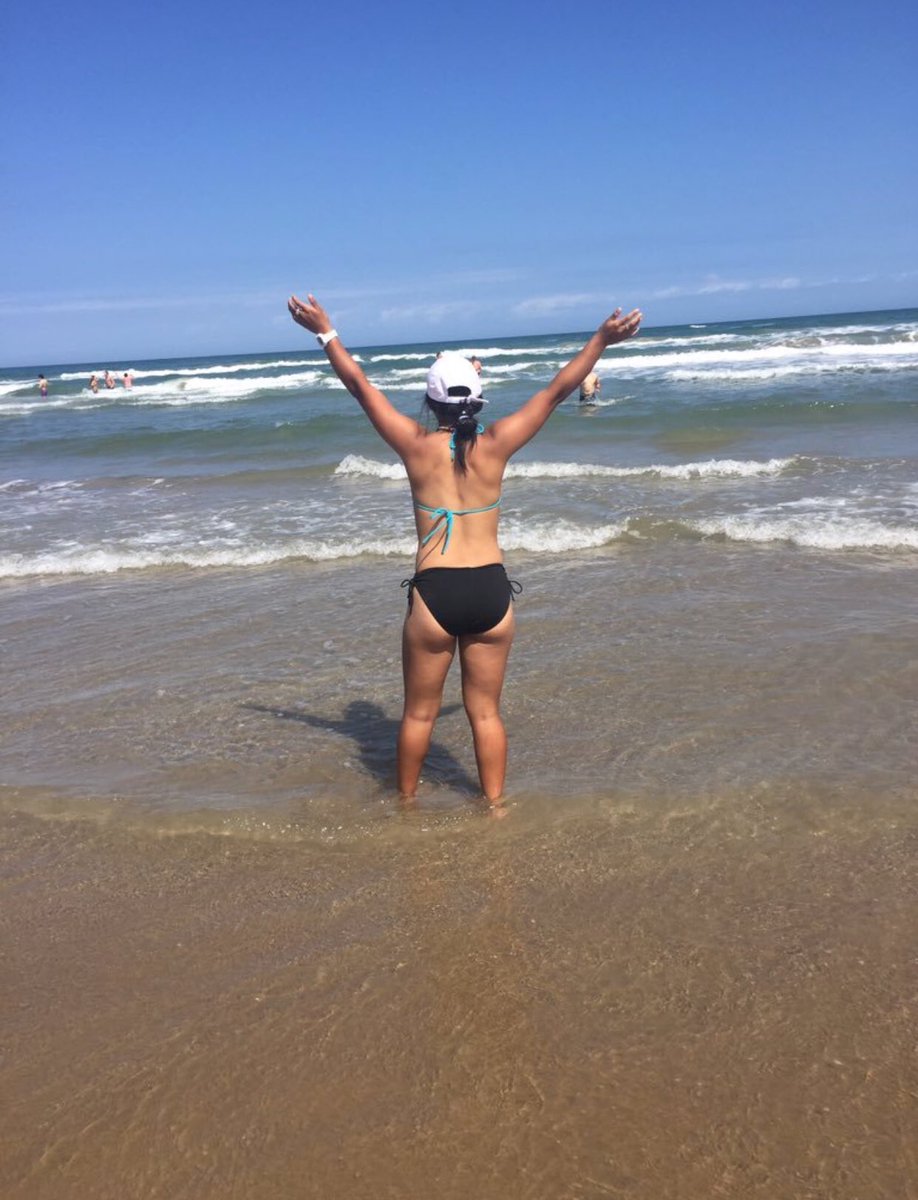 SausedaBreanna's tweet photo. i’m over this cold weather, soo ready for two pieces and tan lines 👙☀️🌊 https://t.co/IfKPI7Mj7c