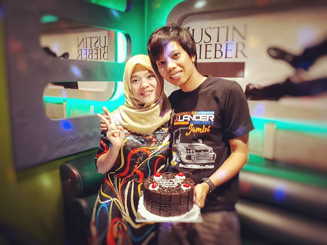 LyricsKaraoke's tweet photo. Aahh.. serunya ngerayain anniversary bersama org tercinta apalagi sambil nyanyi lagu kenangan #jambihitz #jambiup #jambiparadise #like4like #followtofollow #anakjambi #jamtos #lyricsjamtos #lyricskaraoke #lyricskaraokekeluargajambi #lyrics #karaoke #karaokekeluarga #happyweekend https://t.co/NnKwg9xmuA