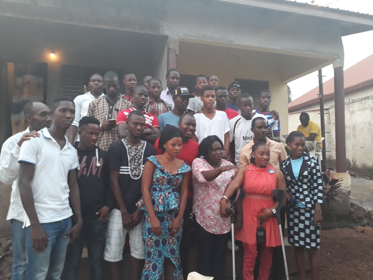 Guin_Audacieuse's tweet photo. #Matoto2018 #Dapompa, Présentation des candidat(e)s merci à aux jeunes, femmes et sages de ce quartier qui au delà du problème d'assainissement se trouve un problème de cimetière et dispensaire ensemble nous seront plus forts. La @Guin_Audacieuse @domani_dore https://t.co/nRFwV40Nty