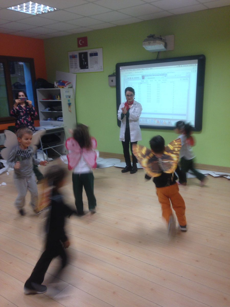 Avcılar kampüsü Assembly gösterimizde Ailelerinin yardımı ile kozalarini yapan tırtıllar, güzel bir kelebek olup özgürlüklerine kavuştular..<a href="/demiralay_polat/">Polat Demiralay</a> <a href="/blszgn/">Doç.Dr.Bülent Sezgin</a> @DogaAvcilar